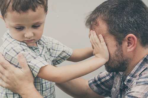 Γιατί δεν πρέπει ποτέ να αναγκάζουμε τα παιδιά να αγκαλιάσουν κάποιον (ούτε τους συγγενείς);