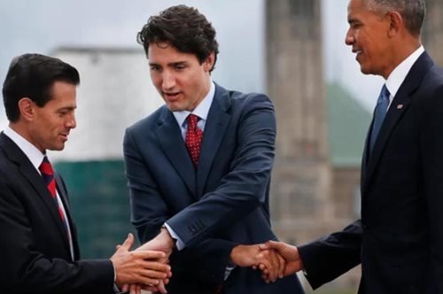 Αυτή είναι η πιο αμήχανη χειραψία πολιτικών αρχηγών και πρέπει να τη δείτε