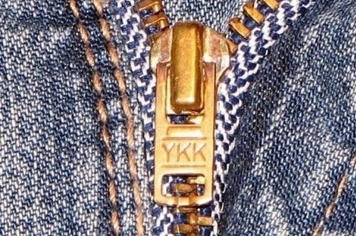Να γιατί σχεδόν σε όλα σου τα ρούχα το φερμουάρ γράφει ΥΚΚ
