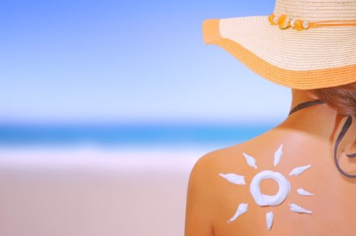 Τα πιο συνηθισμένα λάθη που κάνουμε όταν βάζουμε αντηλιακό και πώς να τα αποφύγουμε