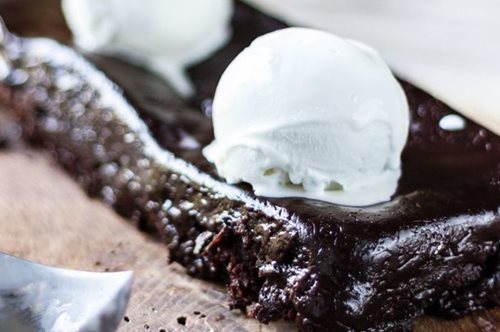 Φτιάξε την πιο γευστική και γρήγορη σοκολατόπιτα στο σπίτι σου 