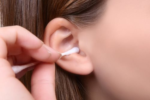 Μεγάλο λάθος: Γιατί δεν πρέπει να χρησιμοποιούμε μπατονέτες στα αυτιά