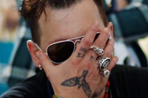 O Τζόνι Ντεπ άλλαξε το τατουάζ που είχε για την Άμπερ Χερντ, σε σκληρό μήνυμα