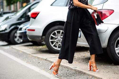 Φόρεσε οικονομικά την hot τάση. 10 εκπτωτικές ζιπ κιλότ από 14.99 ευρώ