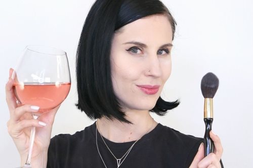 Contouring με... κρασί γίνεται; Δες το beauty video που έχει τρελάνει το Internet