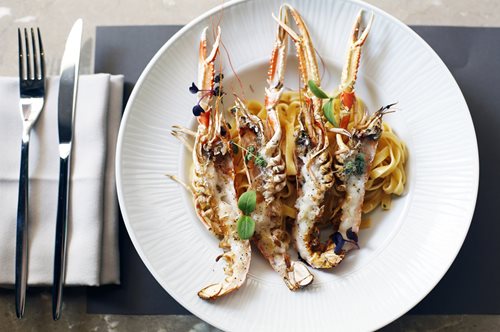 Κυδώνια, γυαλιστερές και καραβίδες σε ένα γευστικό χορό εορτασμού των θησαυρών της θάλασσας