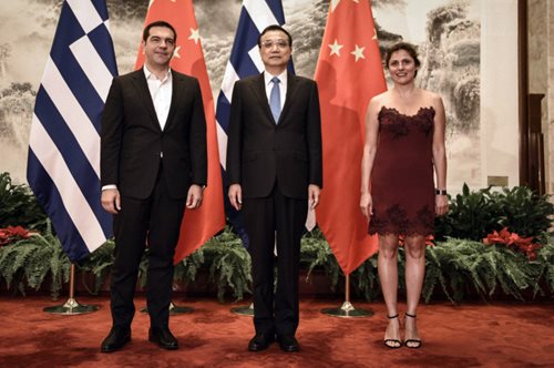 Οι δύο λόγοι που η -εκτός τόπου και χρόνου- εμφάνιση της Μπέτυς Μπαζιάνα ξεχώρισε στο Πεκίνο