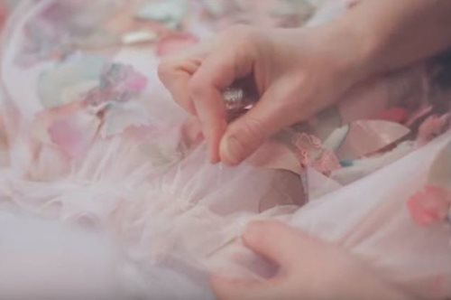 Πόσες ώρες δουλειάς χρειάζεται ένα φόρεμα υψηλής ραπτικής του οίκου Chanel; 