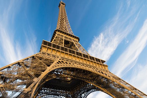 Παρίσι: Πέντε φέρετρα με τη γαλλική σημαία τοποθετήθηκαν κοντά στον πύργο του Άιφελ λίγο πριν την έναρξη των Ολυμπιακών Αγώνων