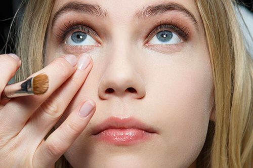 Η τεχνική «ταπ ταπ». Αυτό είναι το μυστικό για να βάζεις τέλεια κονσίλερ