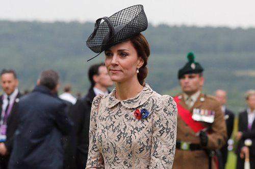 Η Κέιτ Μϊντλετον, εμφανίζεται να πετάει σε μια απίθανη οφθαλμαπάτη