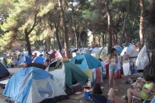 Μα τι γίνεται με τους φοιτητές στο Ποσείδι Χαλκιδικής; 7000 άτομα στο κάμπινγκ του ΑΠΘ