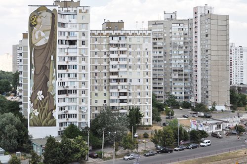 Fikos, ο καλλιτέχνης που αγαπούν οι δρόμοι και τα κτήρια έφτιαξε τη μεγαλύτερη τοιχογραφία στο Κίεβο