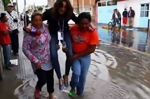 Δημοσιογράφος απολύθηκε λόγω σνομπισμού. Την μετέφεραν κάτοικοι για να μην βρέξει τα παπούτσια της