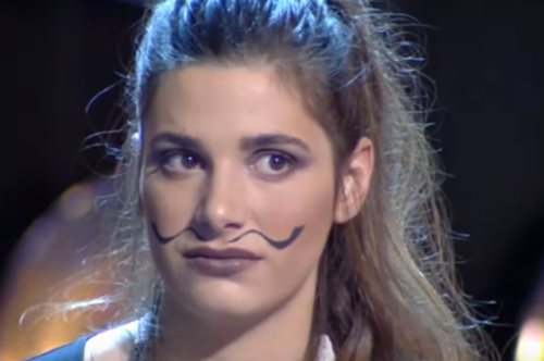 Μια γυναίκα επιτέθηκε στη Νωαίνα του X Factor, την έπιασε από το λαιμό και την έφτυσε