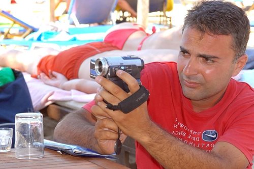 «Έκανα το γυμνιστή για να τραβήξω την Μπελούτσι με μαγιό». Ο Mr. Mykonos Live TV συστήνεται