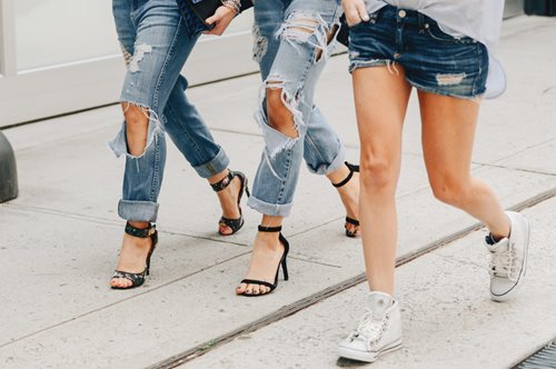 26 ζευγάρια παπούτσια που ταιριάζουν άψογα με το τζιν παντελόνι. Από σανδάλια μέχρι μεταλλικά πέδιλα