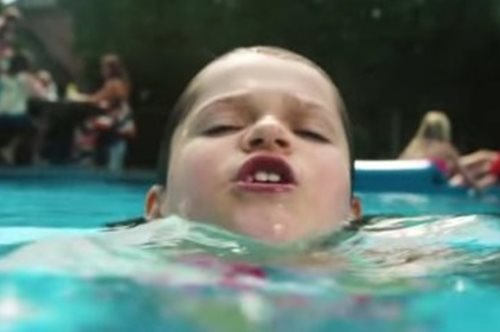 «Σε ένα λεπτό θα πνιγώ ενώ βρίσκομαι στον ίδιο χώρο με τους γονείς μου». Ένα βίντεο για τον πνιγμό 