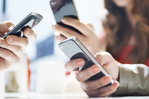 Από το YOLO στο FOLO - Ο Φόβος του να ζεις Offline