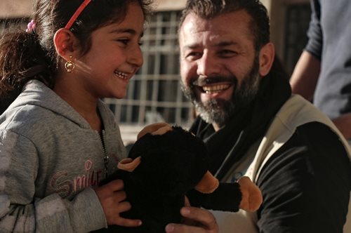 O άνδρας που χαρίζει χιλιάδες παιχνίδια στα παιδιά της Συρίας