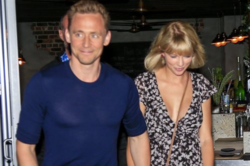 Το φόρεμα των 80 ευρώ της Taylor Swift που έγινε ανάρπαστο. Πού θα το βρεις και πώς θα το συνδυάσεις