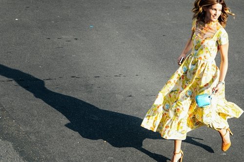 Σανδάλια με σορτσάκι, ψηλοτάκουνα πέδιλα με cropped τζιν. Τα φοράω σωστά κ. Στιλίστα μου; 