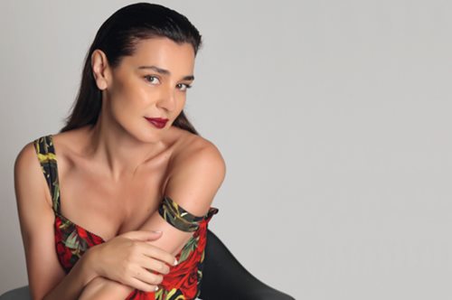 H stylish εμφάνιση της Μαρίας Ναυπλιώτου στην Επίδαυρο. Πώς θα την αντιγράψεις οικονομικά 