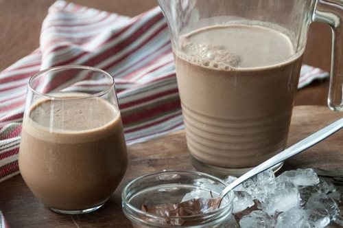 Πώς να φτιάξεις smoothie με πραλίνα σοκολάτας, καφέ και μπανάνα μέσα σε 10 λεπτά