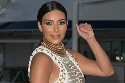 Όπως δεν την έχετε ξαναδεί. Η Κιμ Καρντάσιαν πιο ντυμένη από ποτέ σε εξώφυλλο περιοδικού -έκπληξη