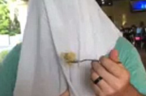 Ένας άνδρας υποστήριξε τον θηλασμό σε δημόσιο χώρο με έναν ευρηματικό τρόπο. Τι σκαρφίστηκε;