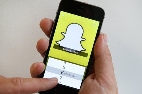 Η τεράστια αλλαγή του Snapchat έχει κάνει έξαλλους τους χρήστες του. Πόσο θυμίζει πια το Instagram; 