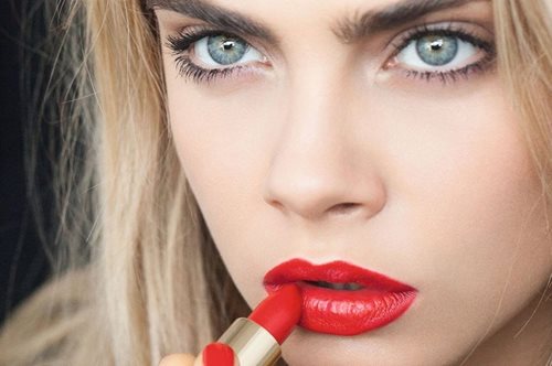 Ο YSL σου δείχνει 3 νέους τρόπους γα να φορέσεις το κραγιόν σου