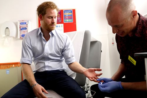 Γιατί ο πρίγκιπας Χάρι έκανε εξετάσεις για AIDS; 