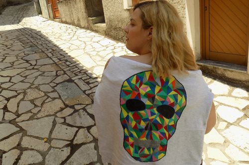 Το ατελιέ της Γιώτας Βαρτζή με τα ζωγραφιστά T-shirts Quipu είναι στη Στενή Ευβοίας