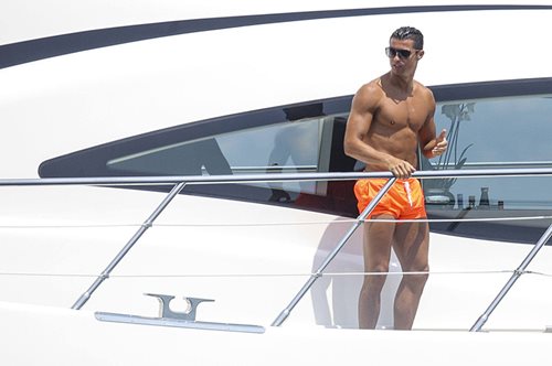 O Ρονάλντο ψωνίζει μαγιό από τον Έλληνα σχεδιαστή Πάνο Παπαδόπουλο (αλήθεια)