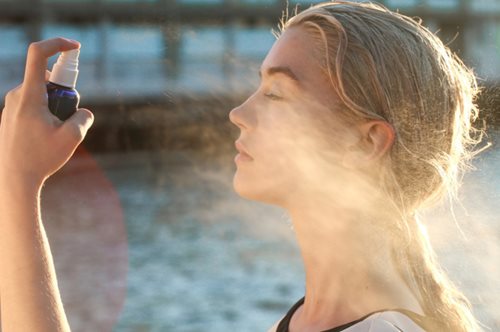 Το ήξερες ότι χρησιμοποιείς τα σπρέι προσώπου με λάθος τρόπο; Καιρός να αλλάξεις συνήθειες