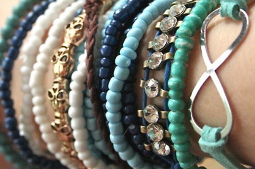 Φτιάξτε μόνες τα βραχιολάκια του καλοκαιριού με αυτό το υπερ-αναλυτικό βίντεο