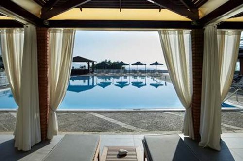 Τα ξενοδοχεία Corfu και Dassia Chandris μπροστά στη γαλάζια σημαία, στην παραλία της Δασιάς