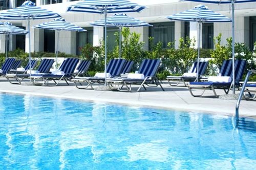 Κάθε Πέμπτη δωρεάν βραδινό μπάνιο στην πισίνα του ξενοδοχείου Hilton. Πάμε; 