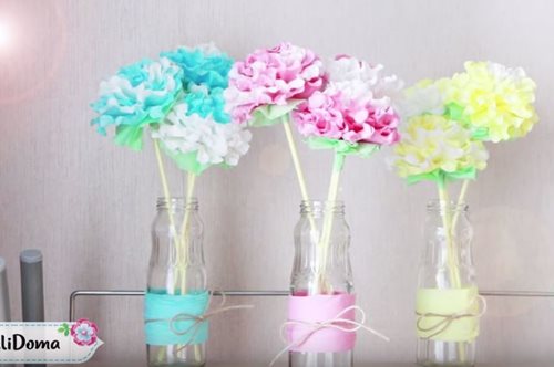 Ενας εύκολος τρόπος για να φτιάξετε λουλούδια από χαρτοπετσέτα και να στολίσετε τα βάζα σας