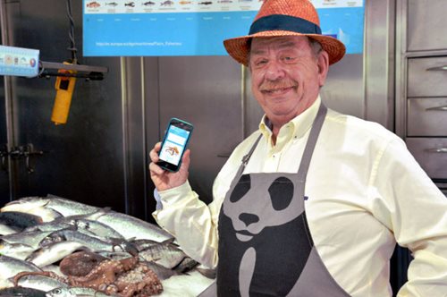 Ο Ηλίας Μαμαλάκης και το Fish Guide της WWF, το 