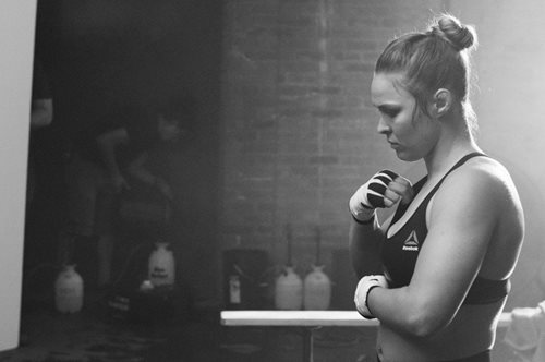 H Reebok και η Ronda Rousey λένε: “Be More Human”