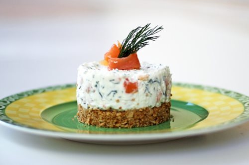 Tέλειο αλμυρό τσιζκέικ σολωμού για ένα ελαφρύ γεύμα