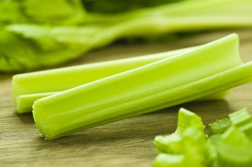 Το λαχανικό που καίει διπλάσιες θερμίδες απ’ όσες δίνει