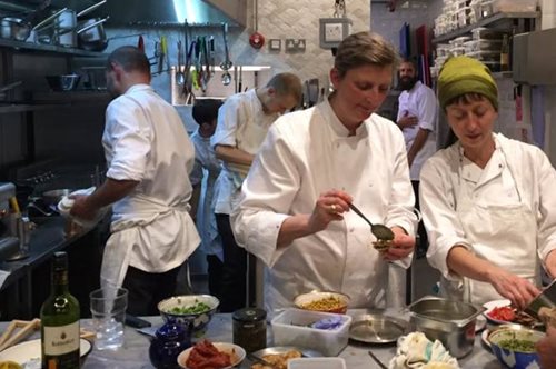 Η Μαριάννα Λειβαδιτάκη, η σεφ από τα Χανιά, έχει κάνει το Λονδίνο να παραμιλάει με τα πιάτα της