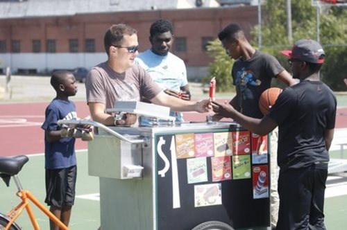 Ο Έλληνας που μοιράζει δωρεάν παγωτά σε φτωχά παιδάκια στις γειτονιές της Νέας Υόρκης