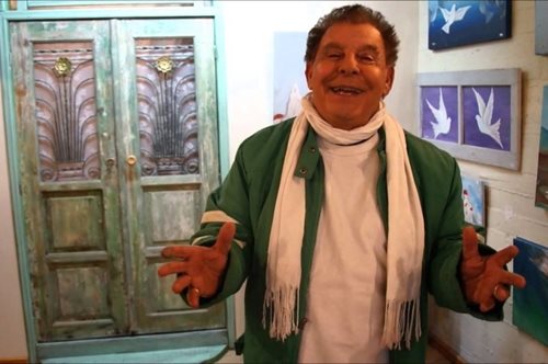 Γιάννης Γαλάτης: «Η Μύκονος δεν είναι πια το ασπρονήσι μου, είναι ένα γλεντονήσι» / βίντεο