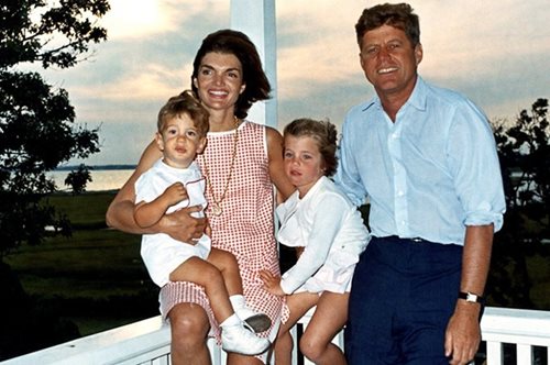 Τζάκι Κένεντι: Μια  ζωή σαν μυθιστόρημα