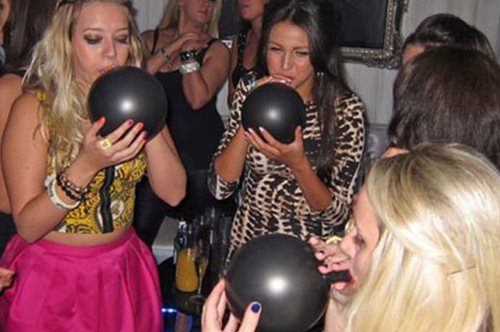 Το επικίνδυνο αέριο του γέλιου, το ναρκωτικό μπαλόνι ή hippy crack σε Ζάκυνθο και άλλα νησιά 