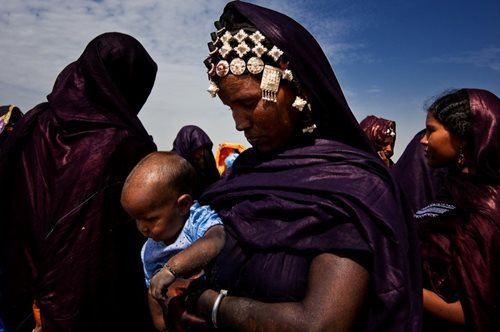 Γυναίκες Τουαρέγκ: Ελεύθερες σεξουαλικές σχέσεις, διαζύγιο και ποίηση. Το Ισλάμ τις κυνηγά